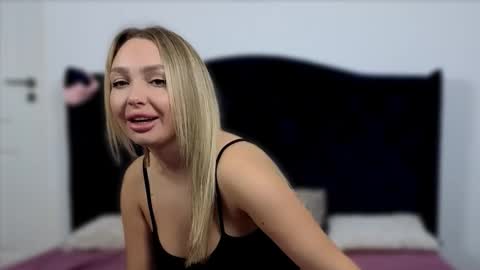 Snapshot of xsexycouples chatting on October 30, 6:41 pm AnnaMaee online show from October 30, 6:41 pm