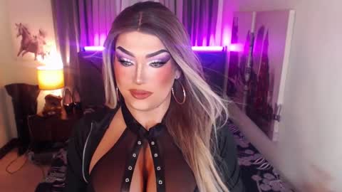 Snapshot of xshadowseductressmitchx chatting on February 18, 12:28 pm Cattaleya online show from February 18, 12:28 pm