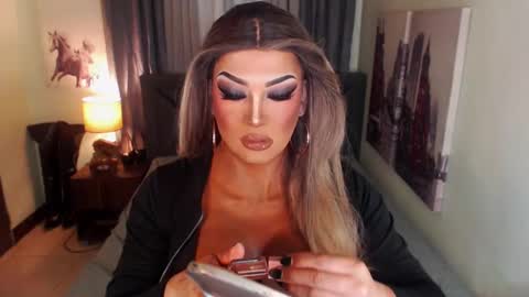 Snapshot of xshadowseductressmitchx chatting on March 9, 2:07 am Cattaleya online show from March 9, 2:07 am