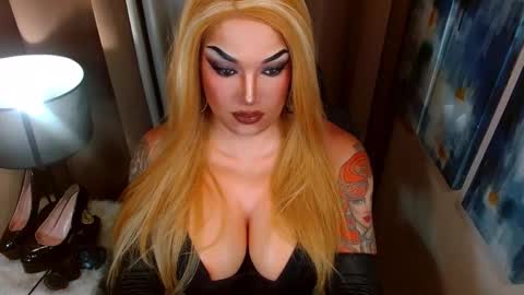 Snapshot of xshadowseductressmitchx chatting on November 25, 2:22 am Cattaleya online show from November 25, 2:22 am