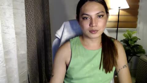 Snapshot of xxjulielovesyouxx chatting on December 6, 12:16 pm July online show from December 6, 12:16 pm