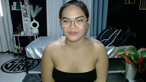 Kylie Smith online show from June 11, 2:53 am