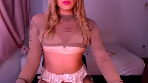 Snapshot of xxxanonymousloverxxx chatting on December 17, 3:28 am Chiara online show from December 17, 3:28 am