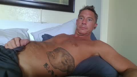 Snapshot of xxxelentdick chatting on February 3, 8:57 pm deeeeznutz online show from February 3, 8:57 pm