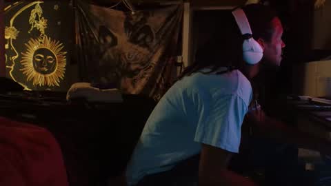 xxxjrstrokesxxx online show from December 18, 2:39 am