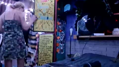 Snapshot of xxxqueenmandydickenz chatting on November 8, 3:29 am XXXQueenMandyDickenz online show from November 8, 3:29 am