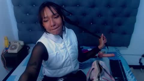 Snapshot of xxxxreinasexyassxxxx chatting on December 1, 1:27 pm QUEEN online show from December 1, 1:27 pm