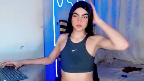 xyaraluv_ online show from April 14, 12:05 am