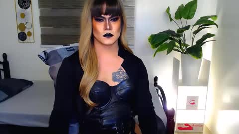 Snapshot of xyournightmarequeenx chatting on June 9, 3:01 pm QueenMarina online show from June 9, 3:01 pm