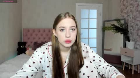 Snapshot of y0ung_lina18 chatting on September 19, 8:05 am Lina online show from September 19, 8:05 am