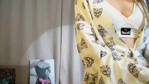 Snapshot of yeepshyy chatting on February 6, 6:11 pm Kate online show from February 6, 6:11 pm