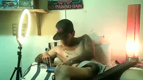 yeisoncastellanos1999 online show from April 16, 8:31 pm