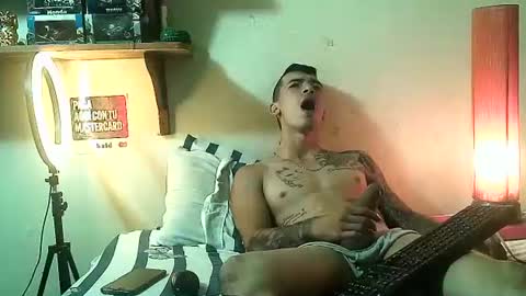yeisoncastellanos1999 online show from June 12, 5:56 pm