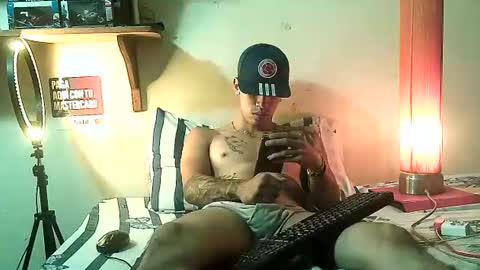 yeisoncastellanos1999 online show from June 18, 4:33 pm