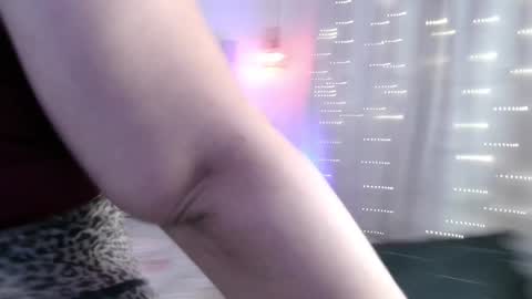 Snapshot of yellow_lily chatting on January 11, 7:27 pm yellow_lily online show from January 11, 7:27 pm