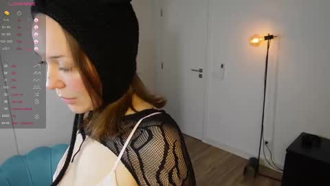 Snapshot of yess_kiki chatting on November 10, 10:47 am Kiki online show from November 10, 10:47 am