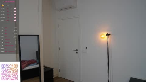 Snapshot of yess_kiki chatting on November 22, 3:55 pm Kiki online show from November 22, 3:55 pm