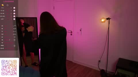 Snapshot of yess_kiki chatting on November 24, 10:04 am Kiki online show from November 24, 10:04 am