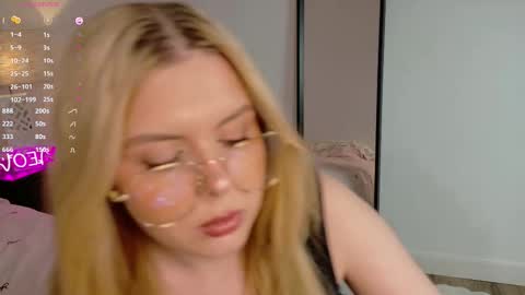 Snapshot of yess_kiki chatting on November 25, 7:14 pm Kiki online show from November 25, 7:14 pm