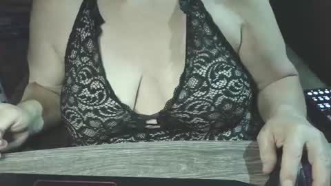 Snapshot of yessirprincesspet chatting on May 17, 2:42 am yessirprincesspet online show from May 17, 2:42 am