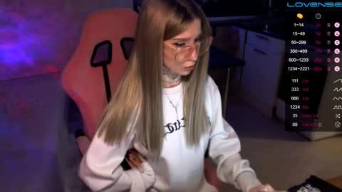 Snapshot of yngmilf_ chatting on December 8, 12:51 am online show from December 8, 12:51 am
