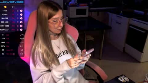 Snapshot of yngmilf_ chatting on December 9, 3:40 am online show from December 9, 3:40 am