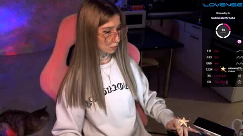 Snapshot of yngmilf_ chatting on December 10, 12:50 am online show from December 10, 12:50 am