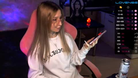 Snapshot of yngmilf_ chatting on December 11, 6:47 am online show from December 11, 6:47 am