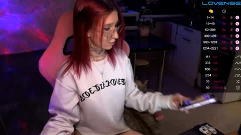 Snapshot of yngmilf_ chatting on December 21, 10:30 pm online show from December 21, 10:30 pm