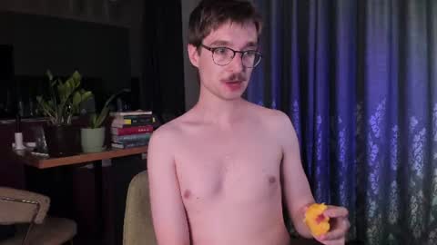 Snapshot of yoga_pizza_420 chatting on August 8, 9:39 pm Max online show from August 8, 9:39 pm