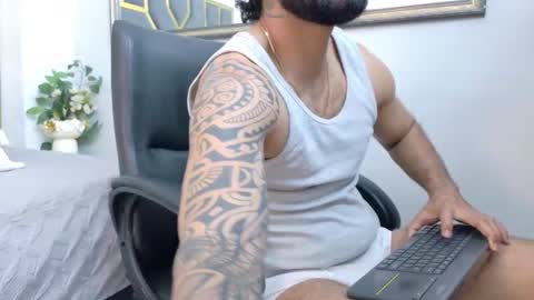 Snapshot of yorbymaxx chatting on October 25, 1:29 pm YORBY MAX online show from October 25, 1:29 pm