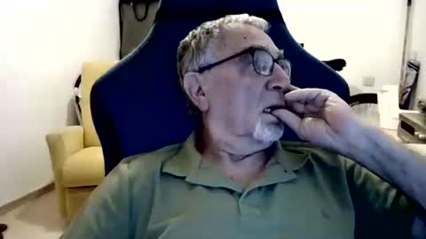 Snapshot of yoska281 chatting on June 12, 4:11 am yoska281 online show from June 12, 4:11 am