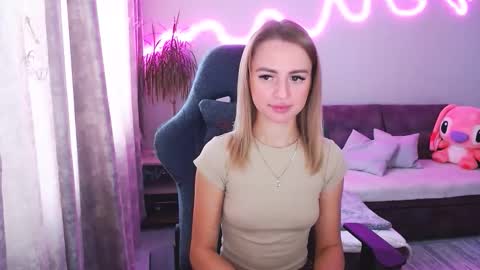 Snapshot of youdreamm chatting on October 14, 8:26 am Bella online show from October 14, 8:26 am