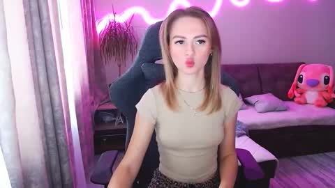 Snapshot of youdreamm chatting on November 27, 7:43 am Bella online show from November 27, 7:43 am