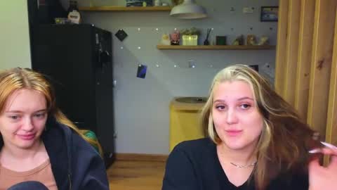 Snapshot of younona chatting on May 25, 6:25 pm Anna and Luna online show from May 25, 6:25 pm