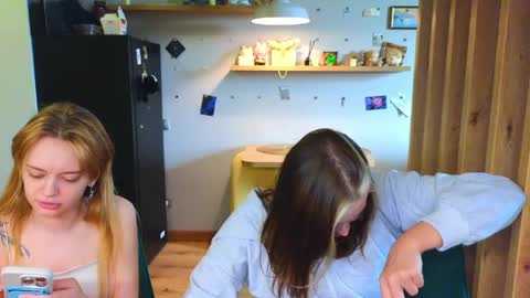 Snapshot of younona chatting on June 2, 5:26 pm Anna and Luna online show from June 2, 5:26 pm