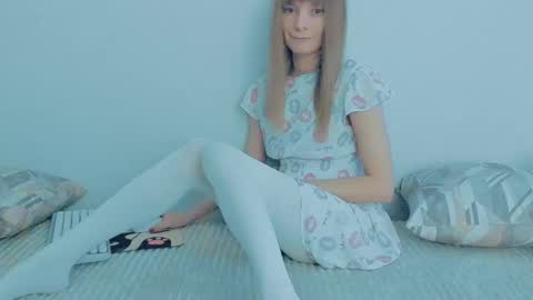 Snapshot of your_caramelka chatting on October 12, 3:27 am Lily online show from October 12, 3:27 am