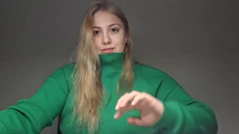 Snapshot of your_dream_04 chatting on December 17, 5:18 am Erica online show from December 17, 5:18 am