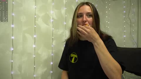 Snapshot of your_little_flexible_girl chatting on June 3, 8:03 pm Meri online show from June 3, 8:03 pm