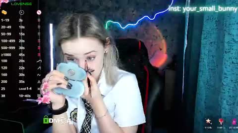 Snapshot of your_small_bunny chatting on August 2, 2:10 am Molly online show from August 2, 2:10 am