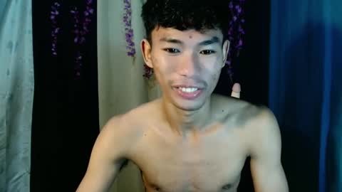 Snapshot of yourdreamboyx chatting on December 4, 5:00 pm Rence online show from December 4, 5:00 pm