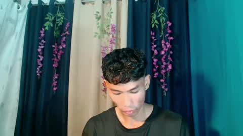 Snapshot of yourdreamboyx chatting on December 9, 10:32 am Rence online show from December 9, 10:32 am