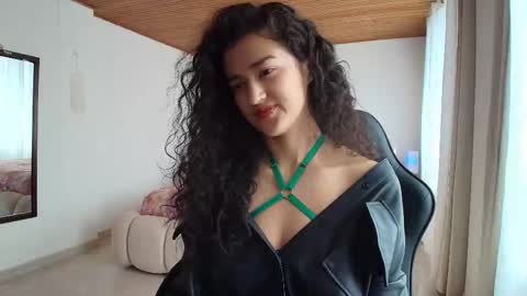 yourdreamgirl2025 online show from October 29, 2:08 pm