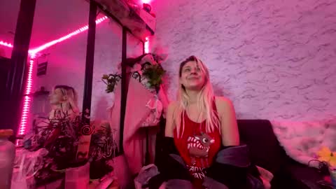 Snapshot of yourfriendlypsychopaths chatting on January 8, 8:00 pm Scarlet Bunny online show from January 8, 8:00 pm