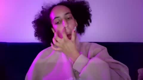 Snapshot of youwishtobeme chatting on December 11, 1:05 am elizabeth ju online show from December 11, 1:05 am