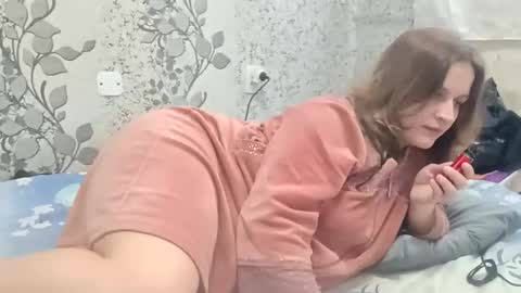 Yoyrgirlxq online show from April 15, 9:38 am