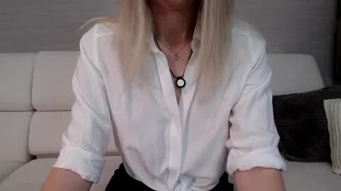 Snapshot of yummy_blonde chatting on May 2, 8:52 am you babe online show from May 2, 8:52 am