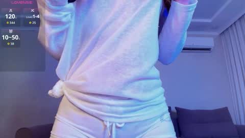 Snapshot of yummy_yuna chatting on May 27, 8:17 pm Yumi online show from May 27, 8:17 pm