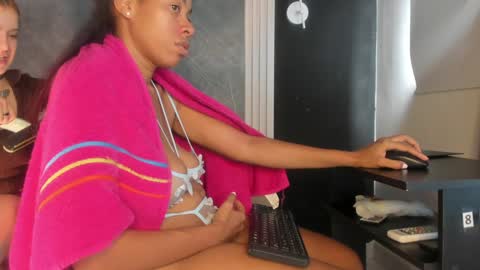 Snapshot of yummyduo chatting on January 25, 8:10 pm Yummyduo online show from January 25, 8:10 pm