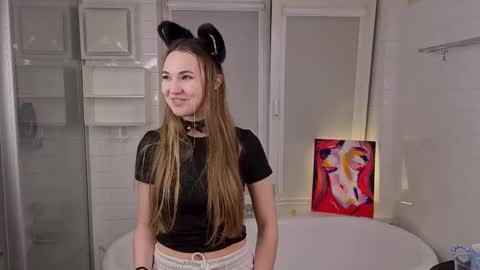 Snapshot of yummyemiily chatting on February 5, 5:17 pm Emily online show from February 5, 5:17 pm